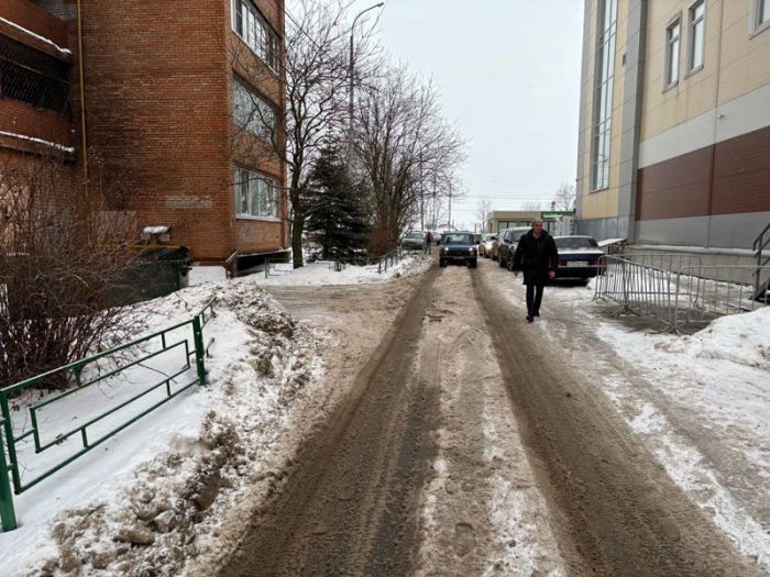 Александр Желтов проверил уборку проезда на Новоугличском шоссе
