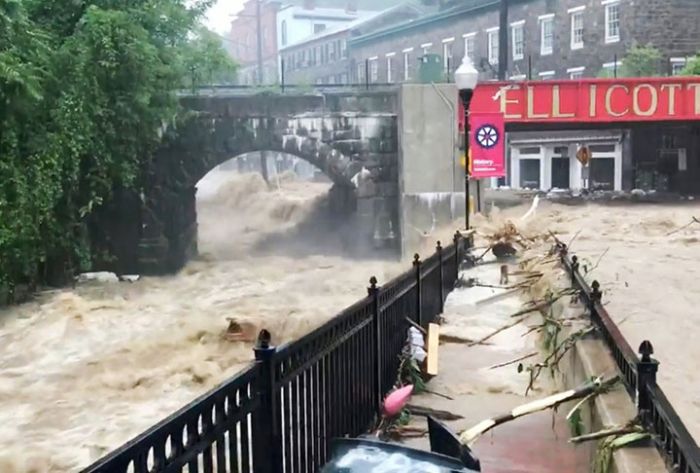 В американском Элликотт-Сити из-за сильных дождей затопило улицы