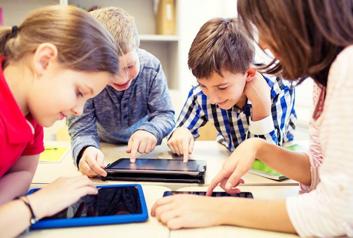 Министр просвещения РФ одобрила идею запрещать смартфоны в школах