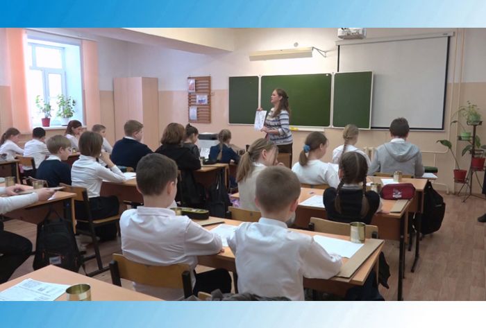 Ученики средней школы №21 научились делать окопные свечи