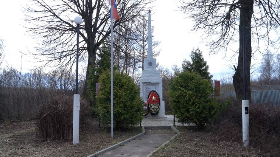 Состояние памятника Воинской славы в деревне Быково проверили представители власти