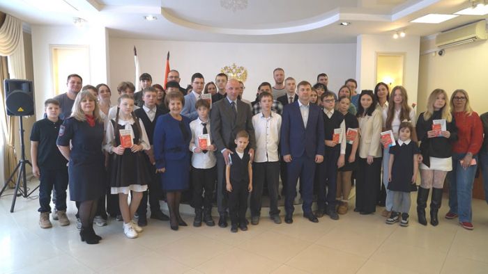 Паспорта юным гражданам вручили в торжественной обстановке