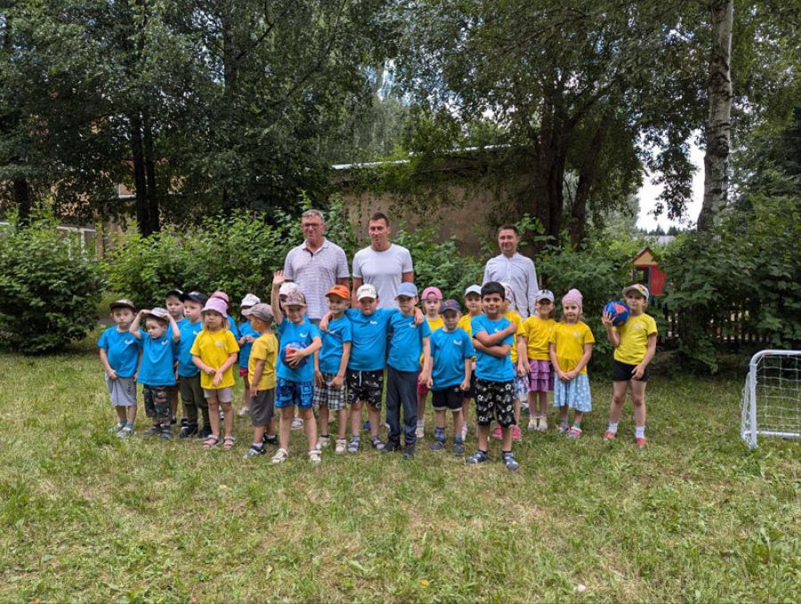 Детсад в Лесхозе получил комплект футбольных ворот и мячей