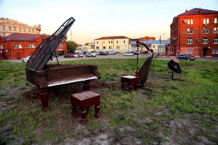 Арт-композиция из музыкальных инструментов появилась в центре Сергиева Посада