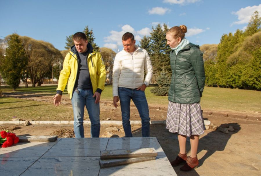 У памятника героям в Березняках появились опекуны