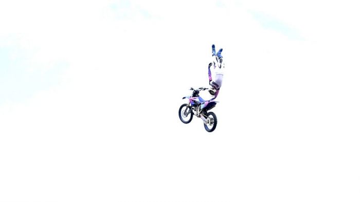 Команда мотофристайла FMX13 показала своё мастерство на Советской площади