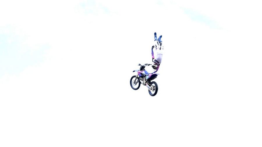 Команда мотофристайла FMX13 показала своё мастерство на Советской площади