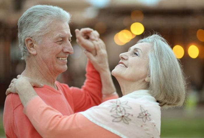 Платки и пледы войдут в юбилейный набор для пенсионеров