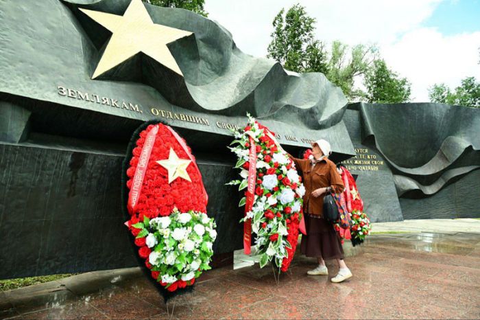 Возложение цветов к Вечному огню в День памяти и скорби