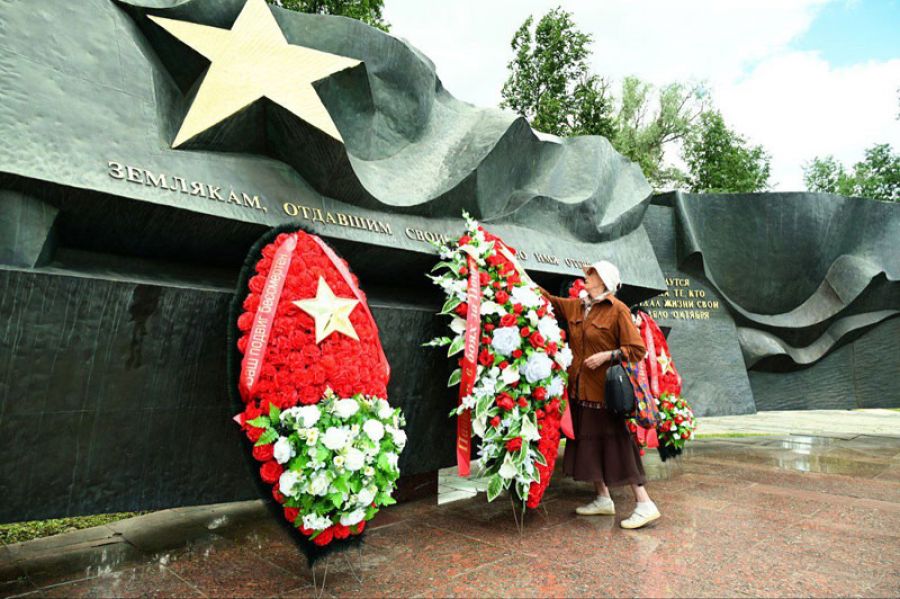 Возложение цветов к Вечному огню в День памяти и скорби