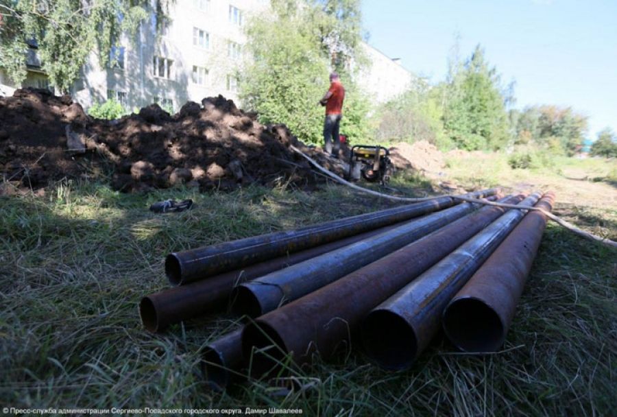 Аварийные работы на сетях горячего водоснабжения проводятся на Новоугличском шоссе