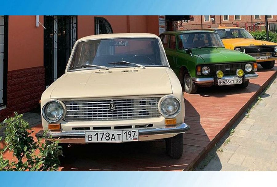 Ретроавтомобиль рядом с Музеем советского детства в Сергиевом Посаде снова повредили