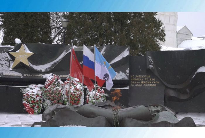 Возложение цветов к Мемориалу славы