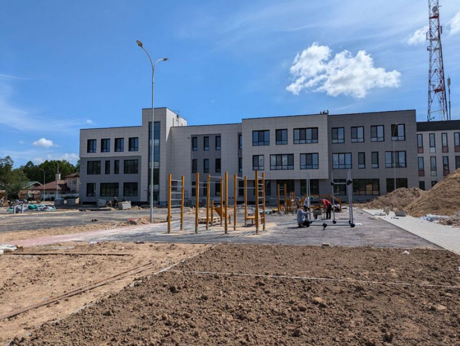 Депутаты на строительной площадке физматлицея