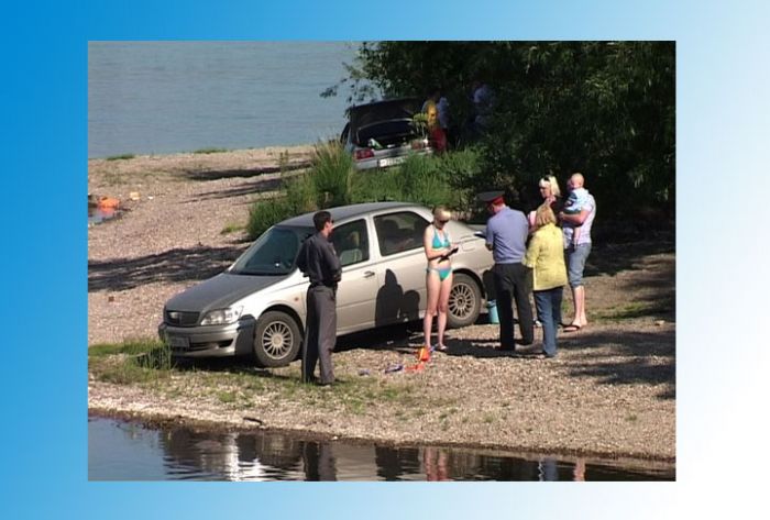 В Костроме оштрафовали водителя на 100 тысяч рублей за стоянку машины на берегу Волги