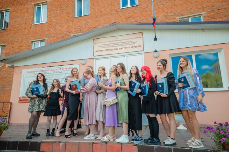 Вручение дипломов выпускникам ВШНИ