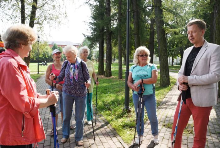 К членам клуба "Активное долголетие" приехал Олег Дмитриев, главный врач Районной больницы