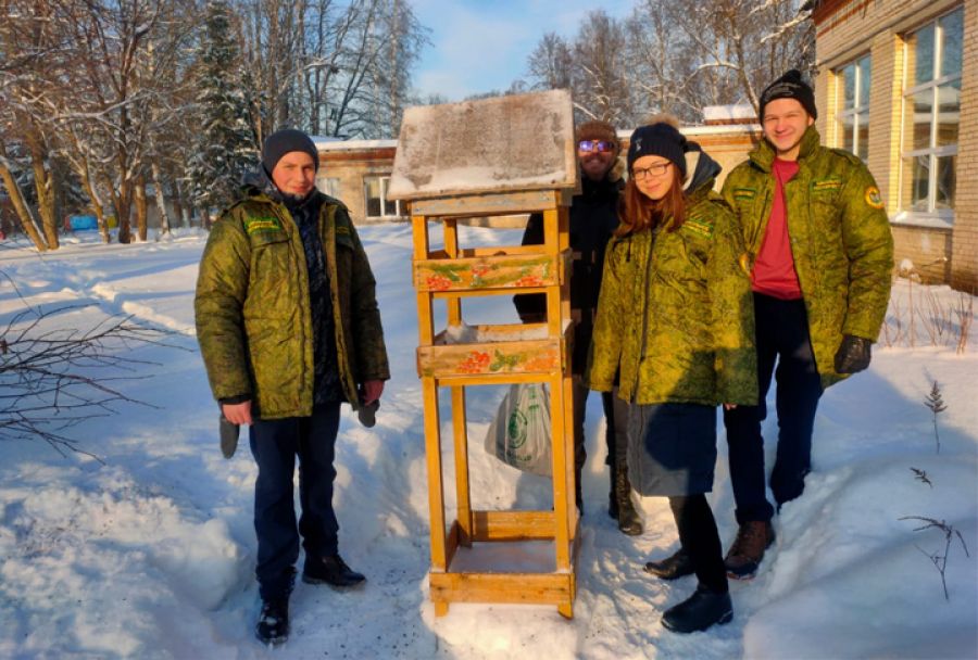 Отряд юннатов &quot;Лесная братва&quot; из Хотьково продолжает поддерживать птиц зимой