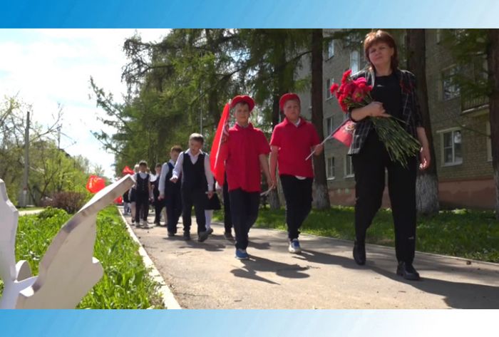 &laquo;Слово в слово&raquo;. Дети у памятника героям