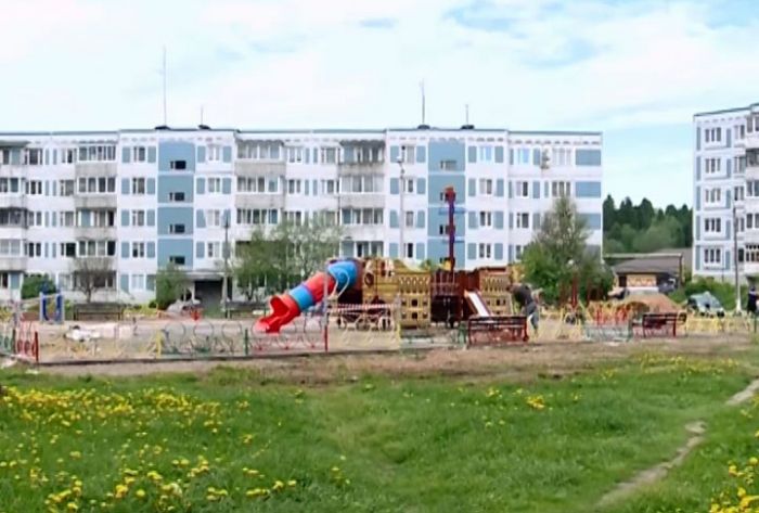 В одном из дворов посёлка НИИРП устанавливают детскую площадку