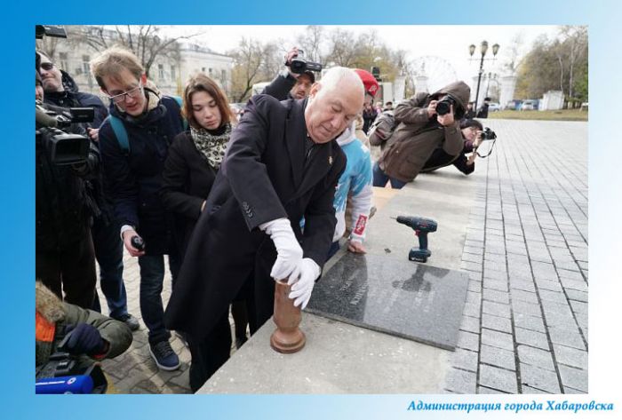 В Хабаровске вскрыли капсулу с посланием комсомольцев 1978 года