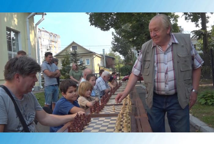 Юрий Балашов провёл сеанс одновременной игры в библиотеке Розанова