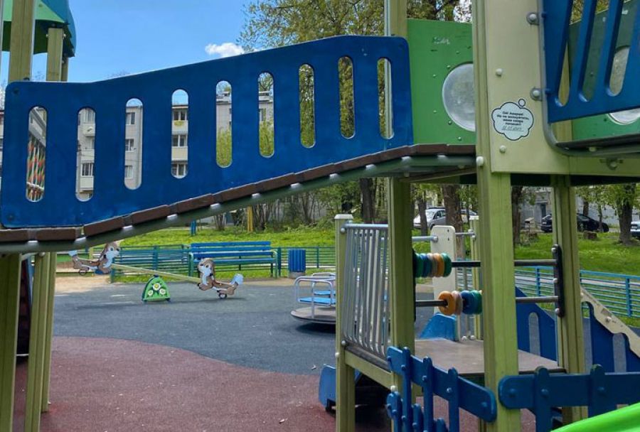 Продолжается текущий ремонт элементов и плановое обслуживание детских площадок