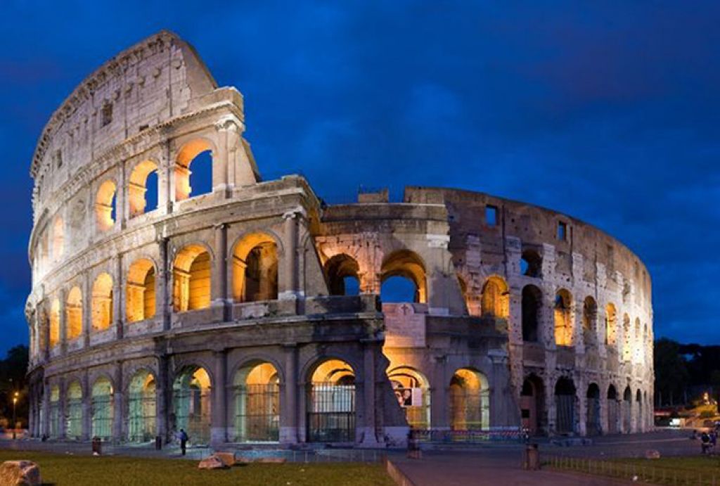 В Риме туристам запретили гулять с голым торсом