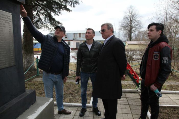 Депутаты вместе с молодежью проверили сельские памятники