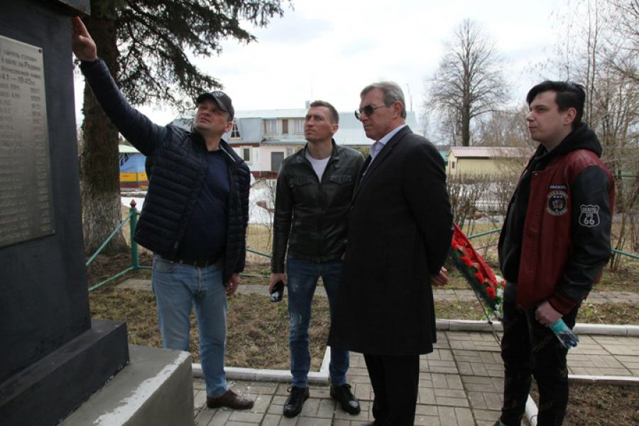 Депутаты вместе с молодежью проверили сельские памятники