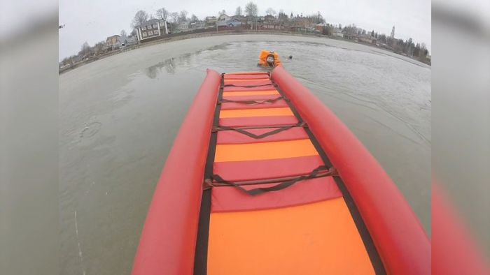 Учения по спасению людей, провалившихся под лёд, прошли на Келарской набережной
