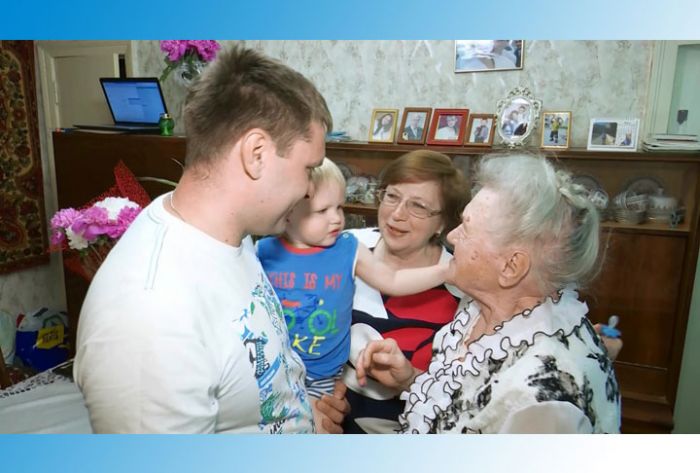 Мария Ивановна Дунаева принимает поздравления с 90-летием