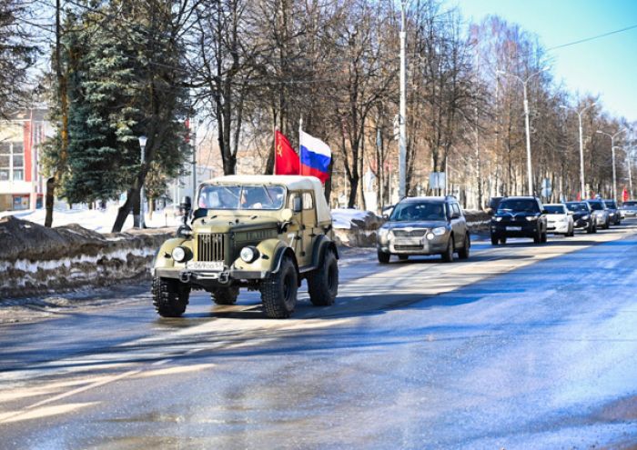 50 автомобилей прошли автопробегом в поддержку Российской армии