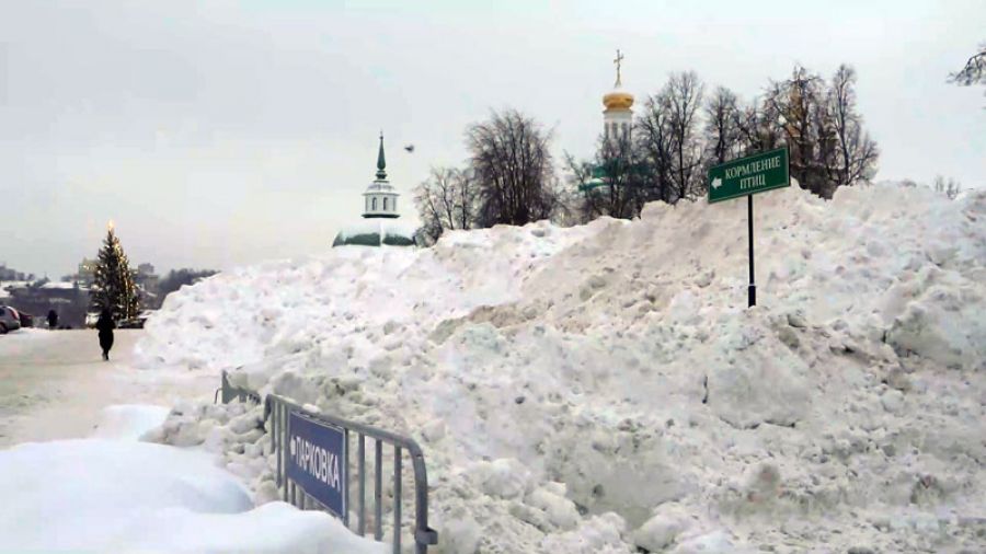Коммунальные службы продолжают борьбу со снегом