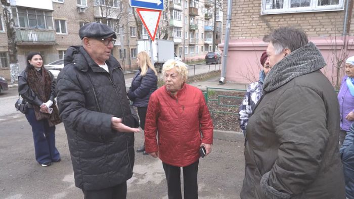 Константин Негурица проинспектировал дворовую территорию дома №4 на Валовом переулке