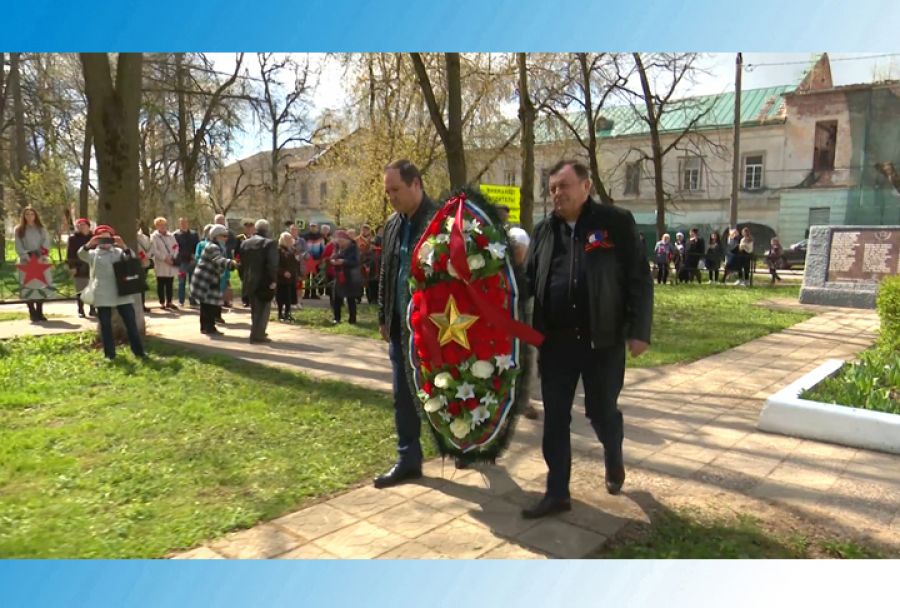 Проходя мимо обелиска, поклонись...