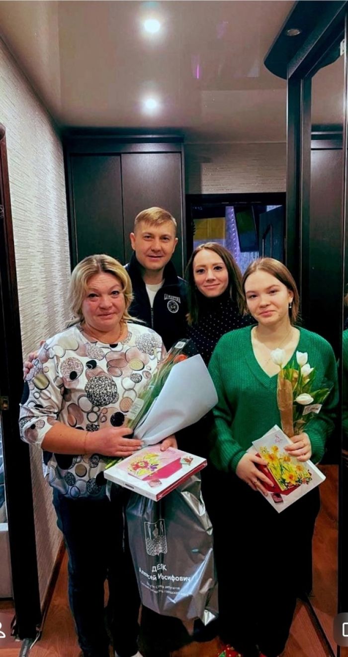 Жён и дочерей участников СВО поздравляют депутаты