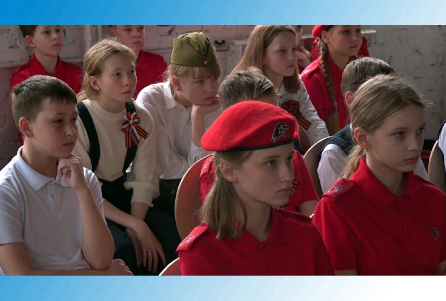 Не смолкнет слава тех славных лет