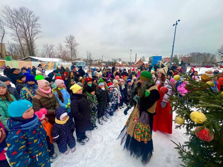 Предновогодние гуляния прошли в новом сквере у галереи «АртБаза»