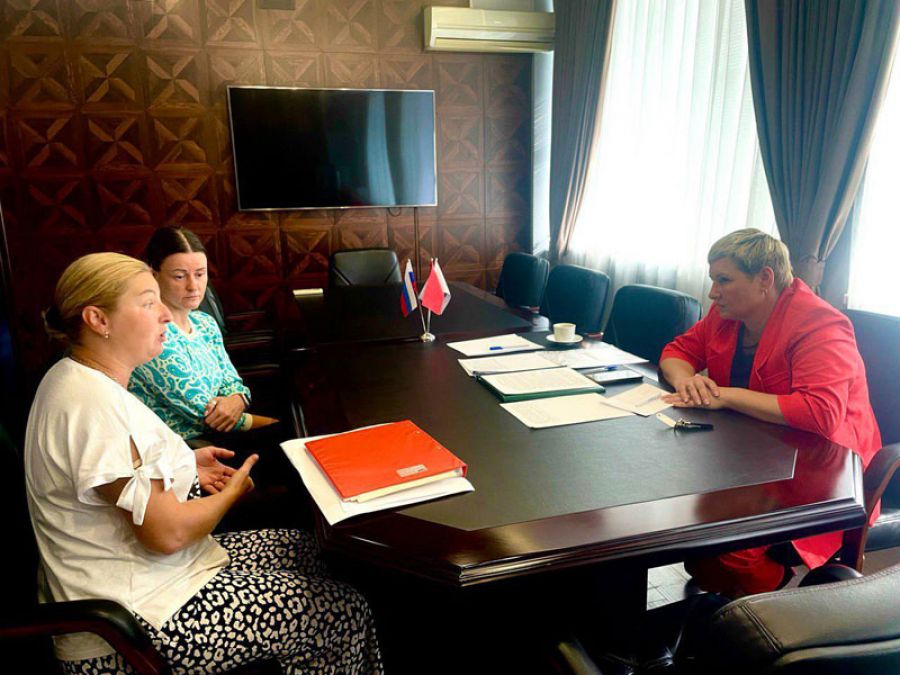 Оксана Ероханова проводит прием жителей
