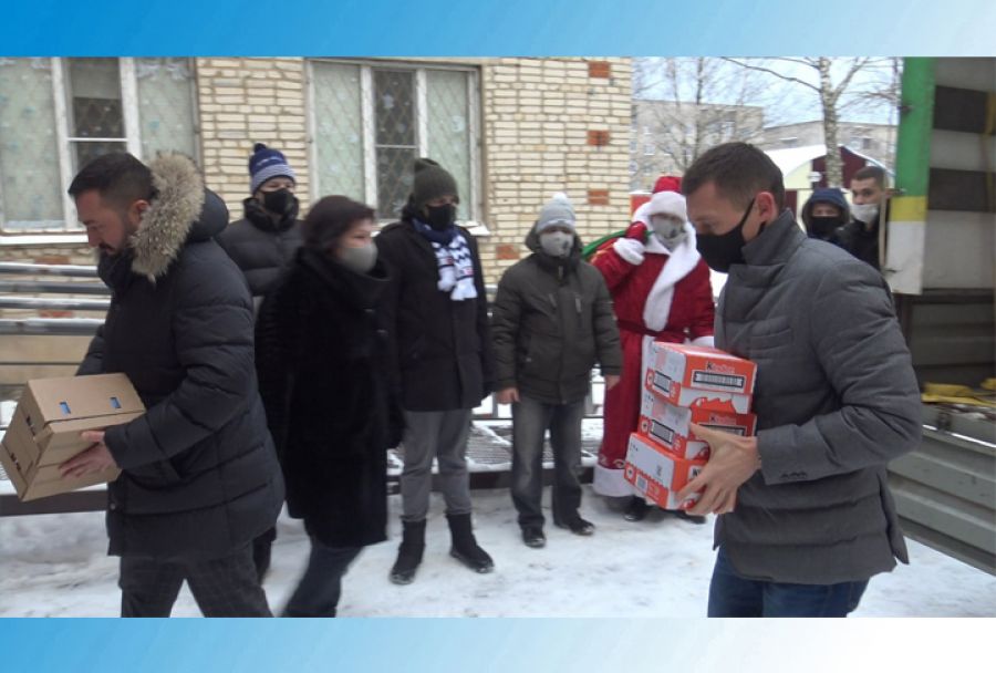 Многодетные и нуждающиеся семьи получили новогодние подарки