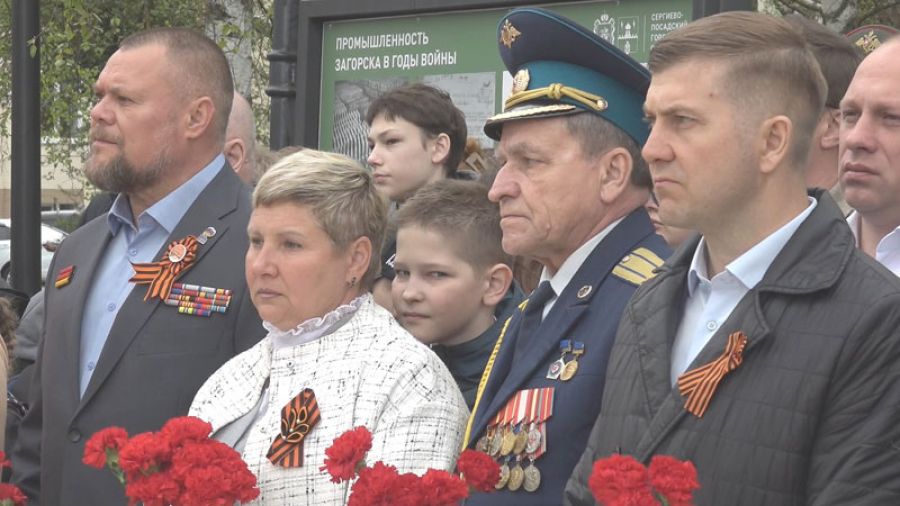 Торжественный митинг на бульваре Кузнезова