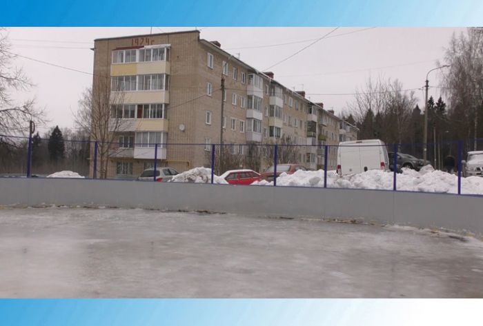 В Лозе заливают каток для местных ребят