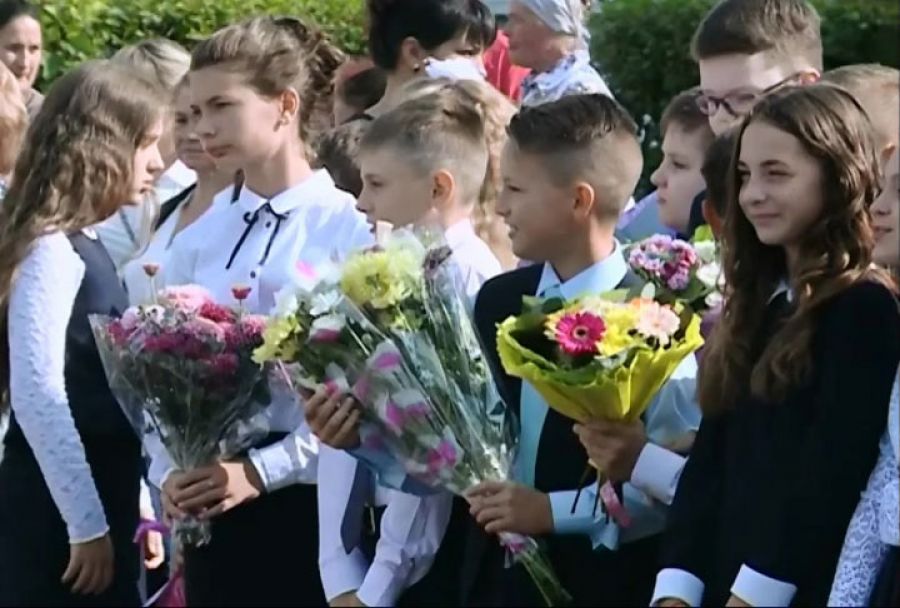 Мишустин поручил до 17 августа выплатить по 10 тыс. рублей семьям со школьниками