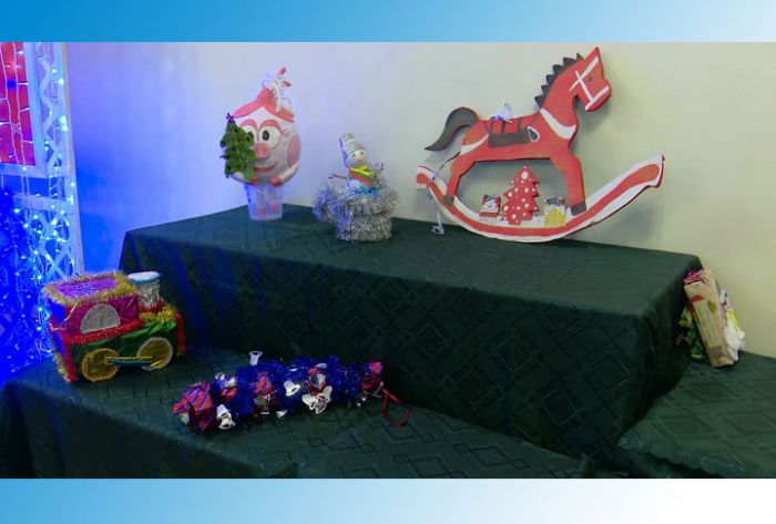 Дед Мороз и Снегурочка принимают игрушки-самоделки