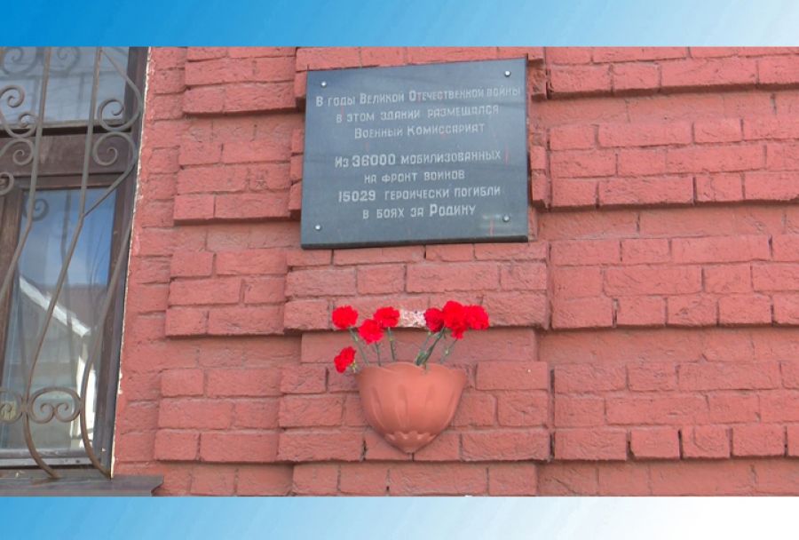 Возложение цветов к памятным доскам героям войны