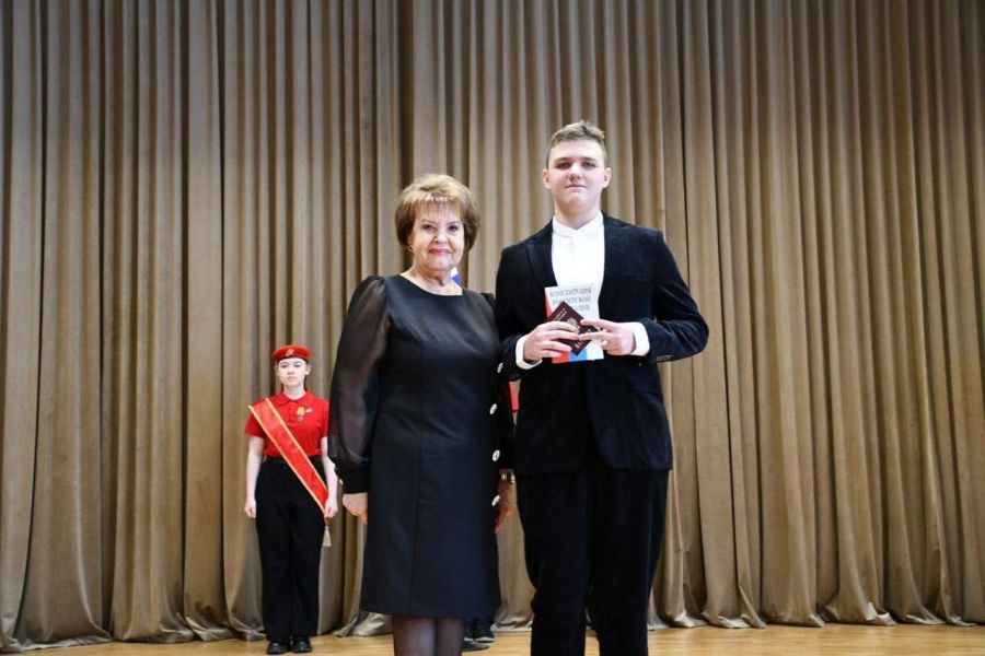 Главный документ получили учащиеся 2-ой и 4-ой школ накануне 8 Марта