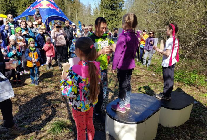 Олимпийский чемпион Александр Легков наградил участников забега Sergiev trail