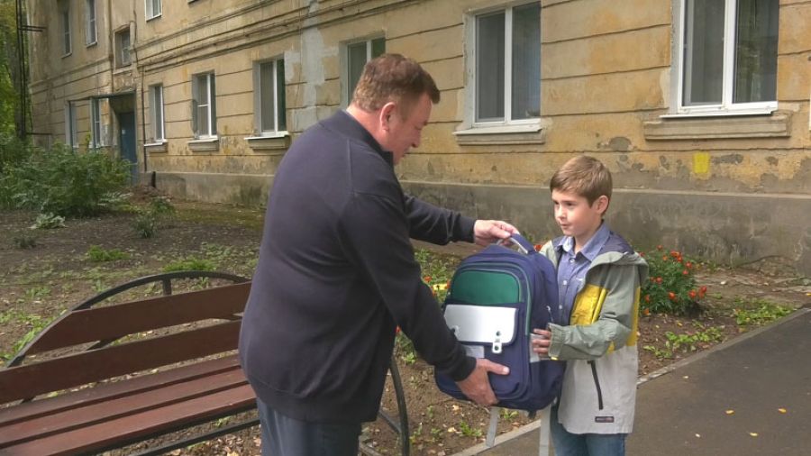 Алексей Вохменцев презентовал подарочные наборы будущим школьникам