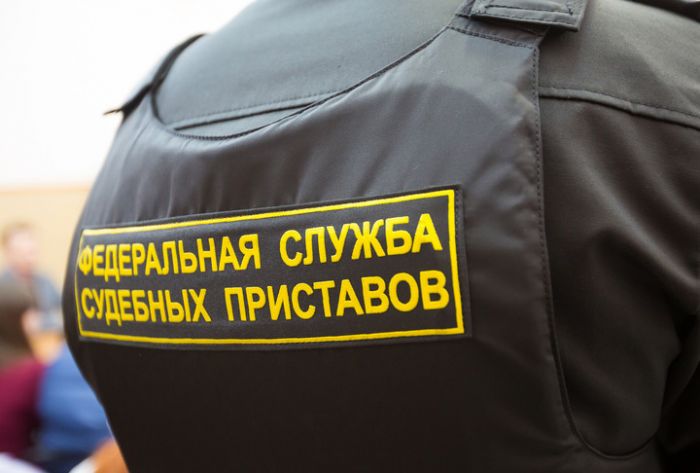 Приставам хотят разрешить взламывать двери в квартиры